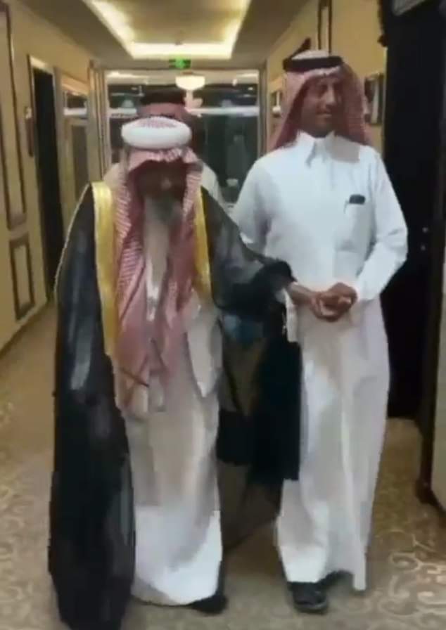 شاهد.. شيخ سعودي يتزوج من جديد بعمر 90 عامًا ويثير الجدل