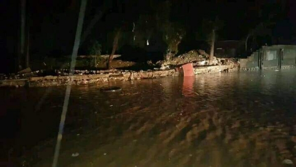 انهيار سور جامعة صنعاء الجديدة بسبب تدفق سيول الأمطار الغزيرة 