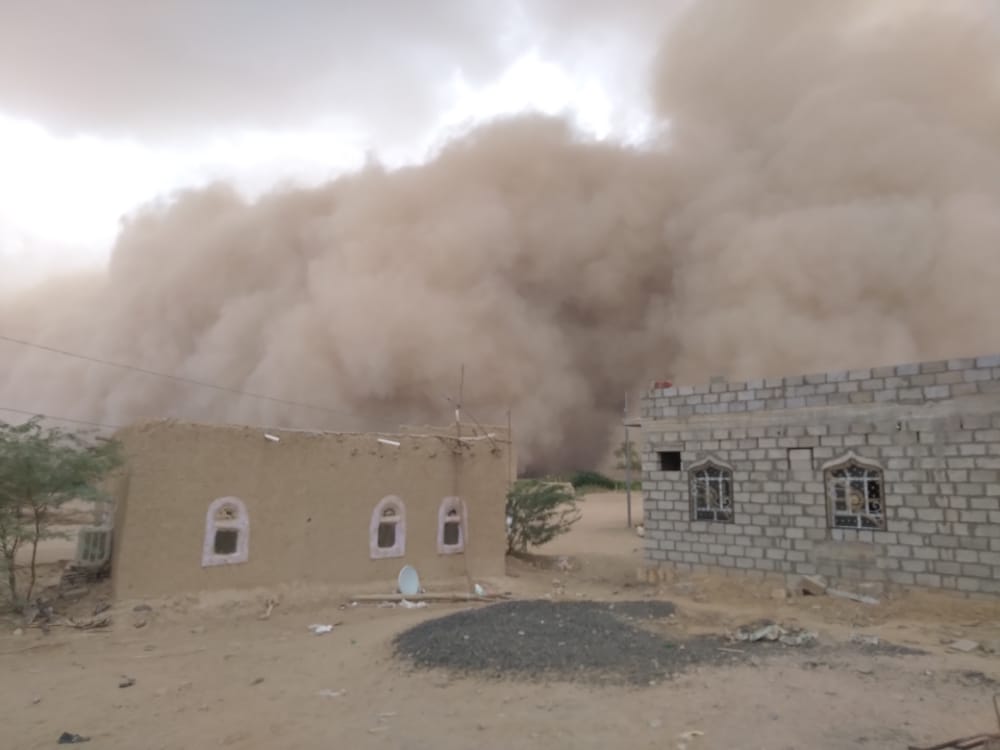 الجوف.. موجة غبار شديدة تحجب الرؤية وتتسبب بخسائر في الممتلكات