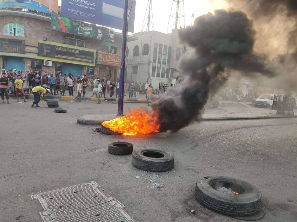 أعمال شغب في عدن رفضا لقرار الانتقالي بمنع الدراجات النارية