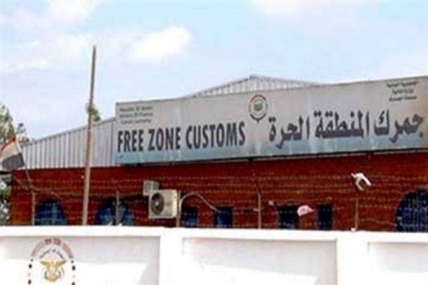 عدن.. عشرات التجار بميناء الحاويات يمتنعون عن تخليص معاملاتهم احتجاجاً على مضاعفة الضريبة الجمركية