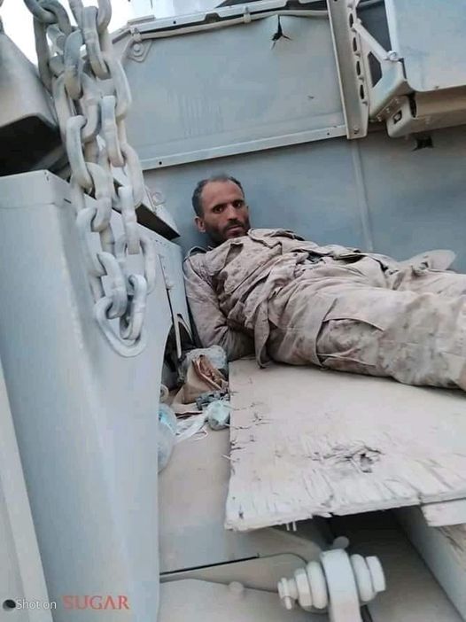 أسير حوثي طلب تصويره ونشر صورته لهذا السبب؟!