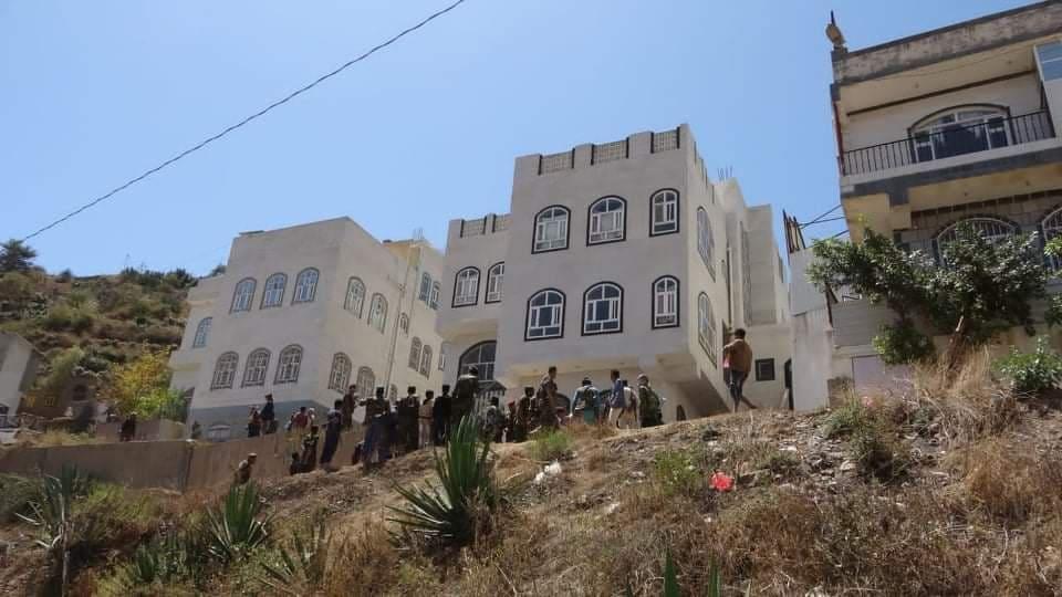مليشيا الحوثي تنهب منزل مواطن في إب 