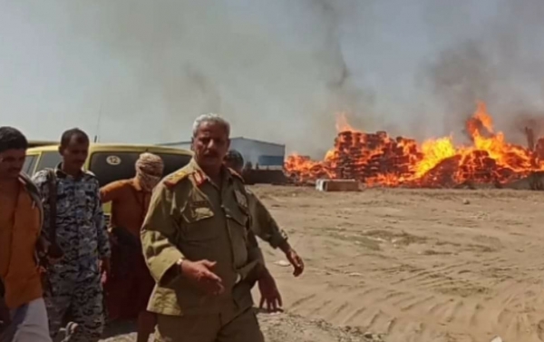 حريق مجهول يلتهم مستودعات أخشاب ومنازل في لحج