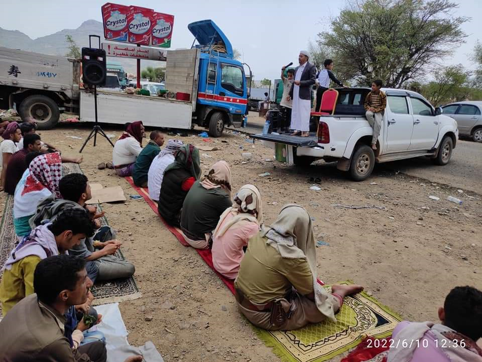 تعز.. سائقو الشاحنات يواصلون إضرابا بالقرب من والد الضحية أكرم 