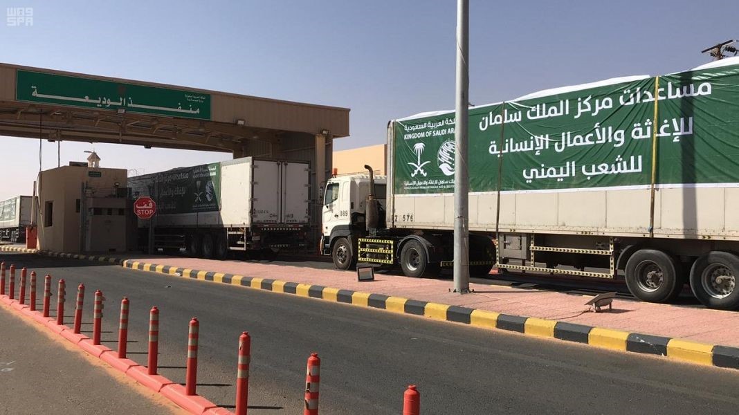 قافلة إغاثية سعودية ضخمة تعبر منفذ الوديعة لتغطية اربع محافظات يمنية