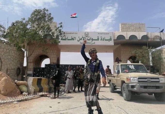 قوات الانتقالي ترفع أعلام الانفصال في شبوة وتفجر وتنهب منازل خصومها