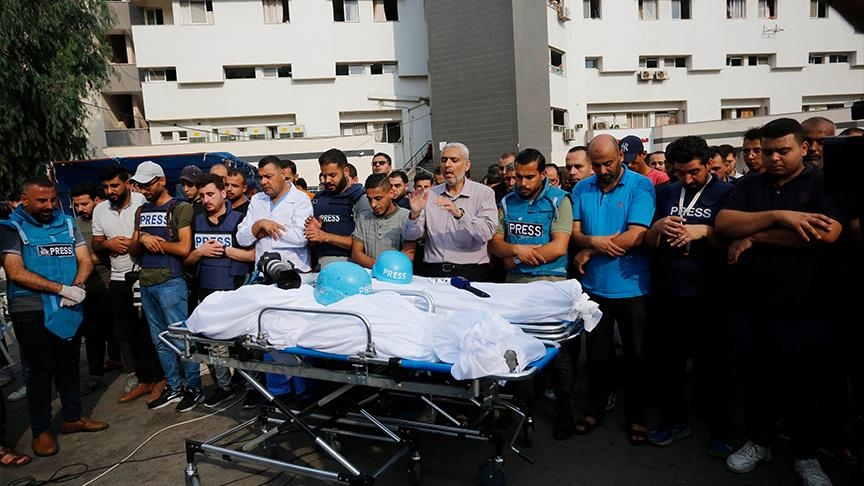 غزة.. صحفيون يؤدون صلاة الجنازة على زميلين قتلا بقصف إسرائيلي