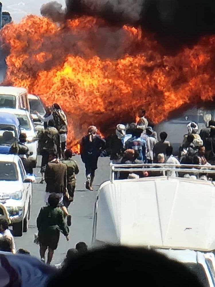 شاهد.. بالفيديو حريق ضخم يلتهم عدد من المركبات فوق جسر عمران شمالي صنعاء