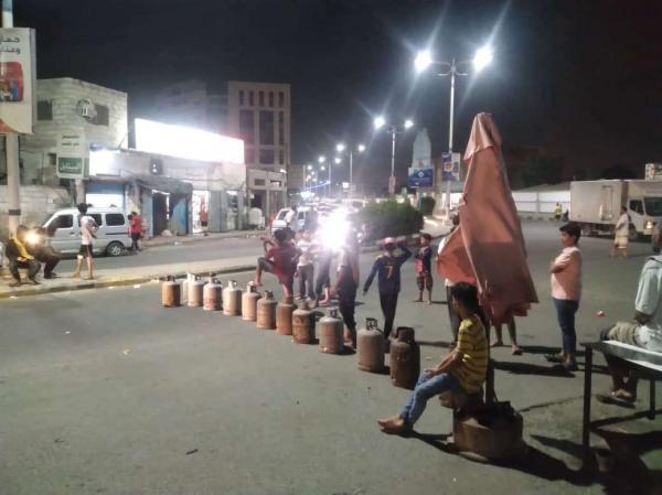 احتجاجات شعبية غاضبة تنديداً بالتلاعب بحصص الغاز المنزلي في عدن