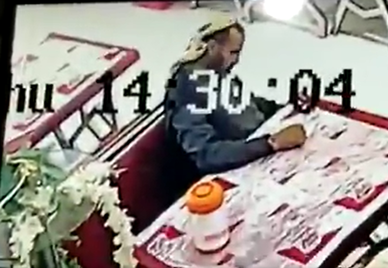 تسجيل مرئي ليمني يباغته الموت لحظة انتظاره وجبة الغداء في مطعم بصنعاء ( فيديو)