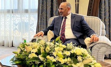 صورة تجمع الزبيدي مع اثنين من قيادات حزب الإصلاح في الرياض
