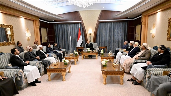الرئيس العليمي يستقبل الشيخ حميد الأحمر وعدداً من إخوانه