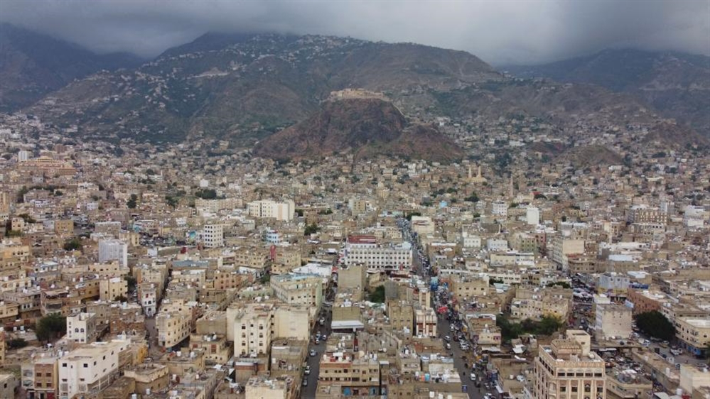 عصابة مسلحة تعتدي على مواطن في منزله بمدينة تعز