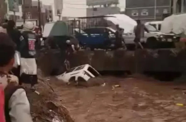 سيول الأمطار تجرف خمسة أشخاص في مدينة إب وهذا مصيرهم 