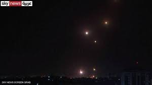 شاهد بالفيديو: لحظة فشل منظومة القبة الحديدة في اعتراض كل  الصواريخ فوق تل أبيب