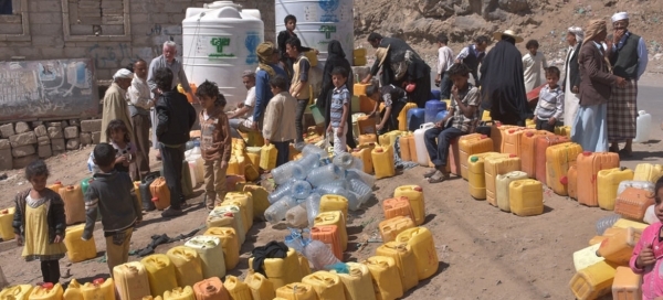 بسبب الجفاف وإتاوات المليشيات.. أزمة مياه حادة في صنعاء وريفها