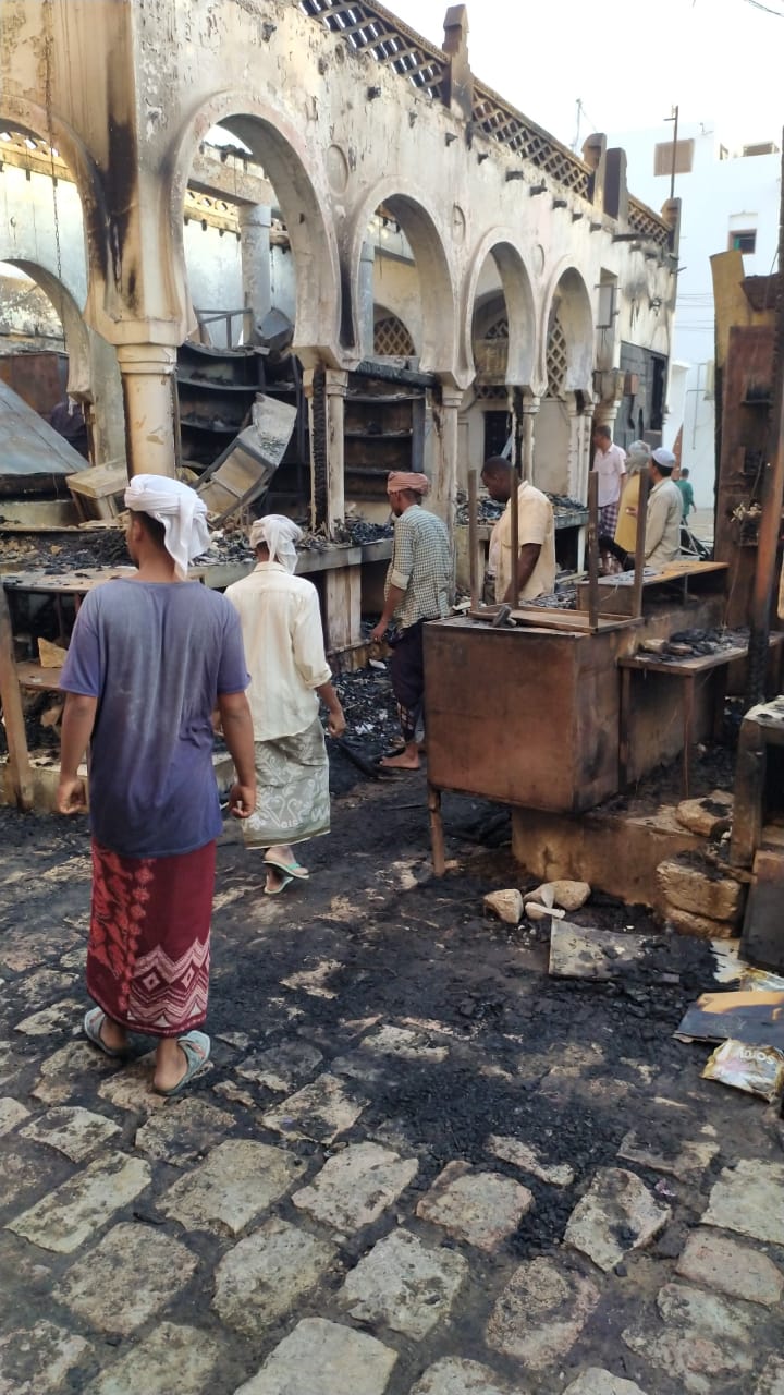 حريق هائل يلتهم محالا تجارية في مدينة تريم حضرموت التأريخية