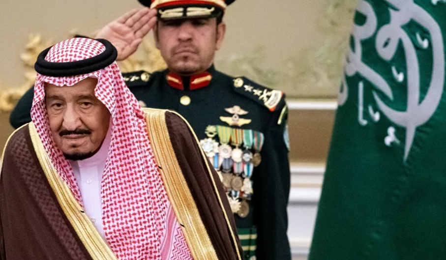 شاهد بالفيديو..الملك سلمان وسلطان عمان يتبادلان أرفع الأوسمة في قصر نيوم 