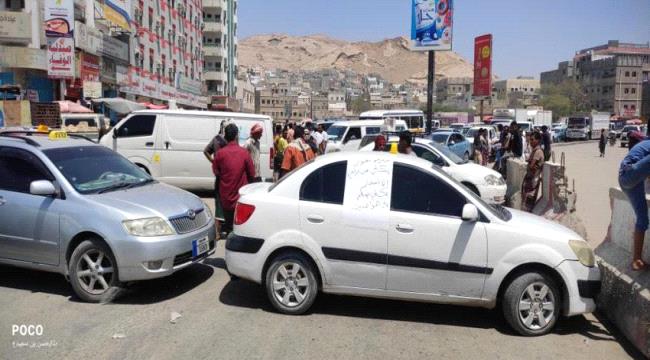 محتجون غاضبون يغلقون شوارع المكلا تنديداً بارتفاع أسعار الوقود