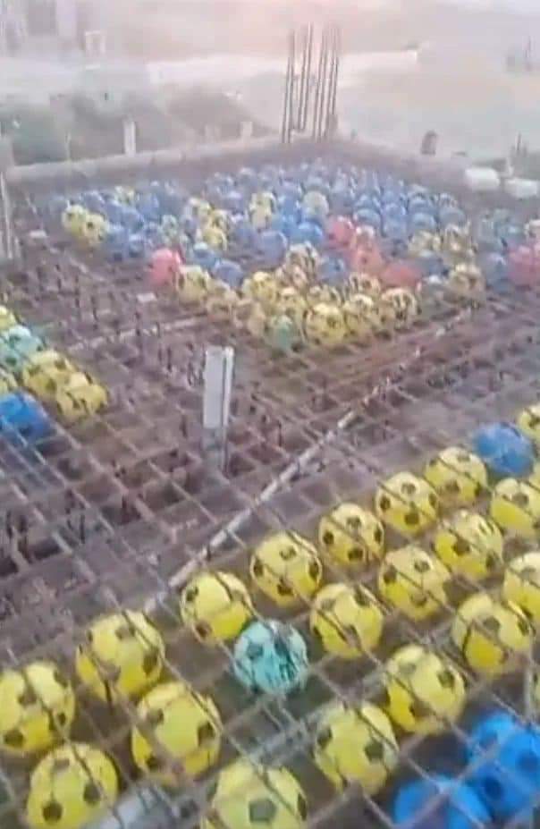 شاهد.. وضع كرات بلاستيكية على سقف منزل أثناء البناء يثير الجدل في السعودية..ومهندس يكشف السبب