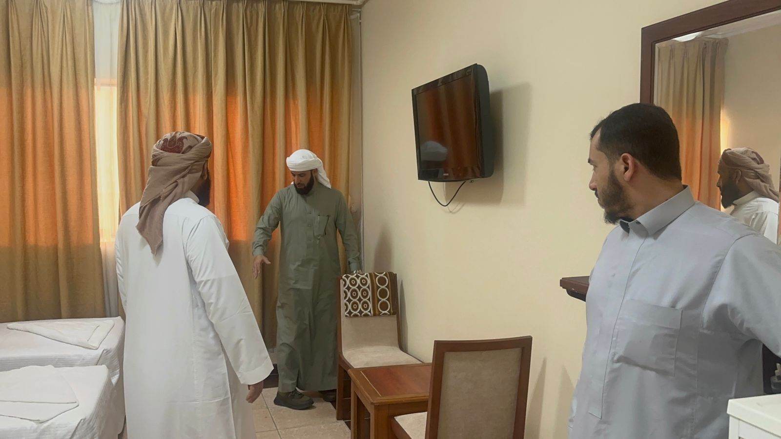 وزير الأوقاف يطلع على تجهيزات الفنادق المقترحة لمساكن حجاج اليمن في مكة 