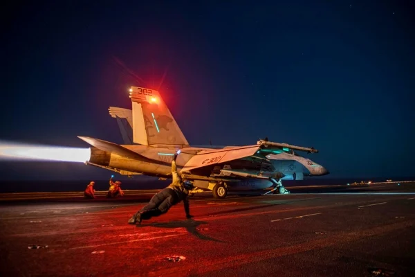 الجيش الأمريكي يعلن تدمير 18 صاروخاً مضاداً للسفن وقارب مُسيّر لمليشيا الحوثي