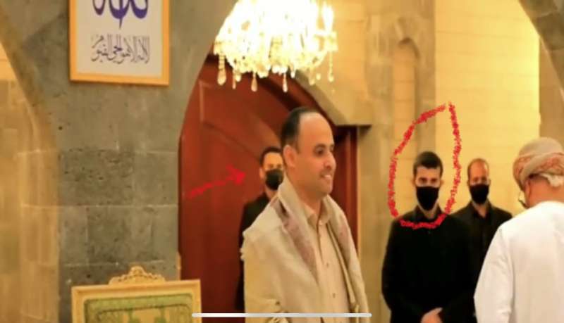 شاهد... ظهور غريب للحرس الخاص بالمشاط أثناء لقاء الوفد السعودي بصنعاء.. هل هم من الحرس الثوري الإيراني؟