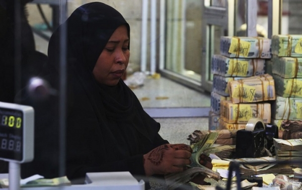 بن دغر يناشد السعودية بالتدخل لإيقاف انهيار سعر الريال