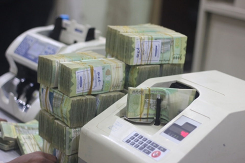 عدن.. إيقاف التعامل مع 14 شركة صرافة واستدعاء مسؤوليها للتحقيق