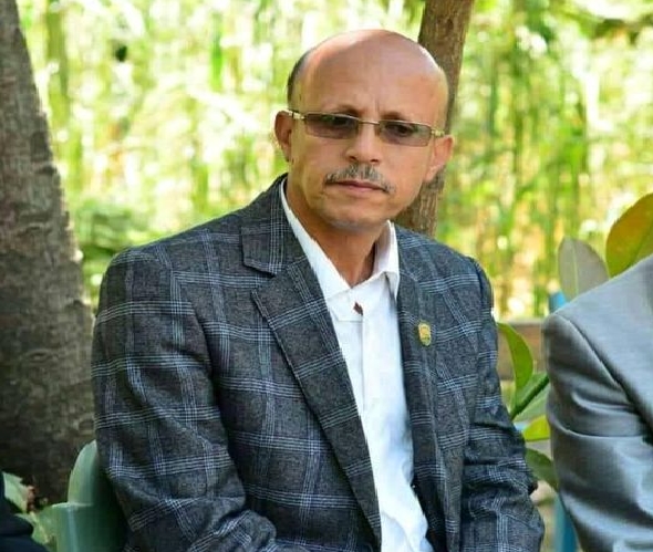 سالت الدماء من رأسه.. رئيس جامعة إب يتعرض للاعتداء الجسدي وسط المدينة