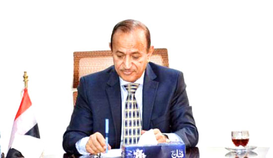 محافظ تعز السابق يوجه رسالة هامة الى قيادة الشرعية: "صمتكم يضعكم في دائرة الشك"