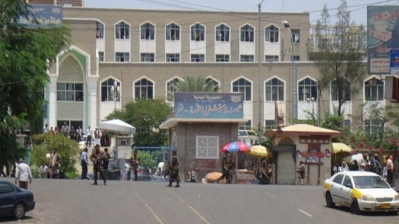 لهذا السبب.. مستشفى الثورة بتعز يضرب عن العمل