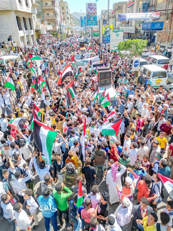 حشود كبيرة في تعز تتضامن مع الشعب الفلسطيني وتندد بالصمت العربي والدولي