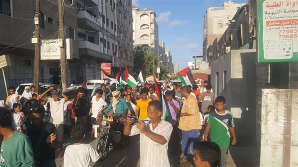 عدن.. متظاهرون ينددون بجرائم الكيان الصهيوني بحق سكان غزة