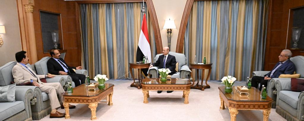 العليمي يشدد على تعزيز الاصطفاف لدعم معركة استعادة الدولة