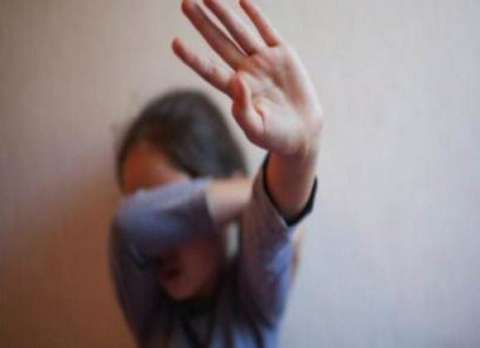 خمسيني يمني يقدم على اغتصاب ابنة زوجة شقيقه البالغة من العمر 7سنوات