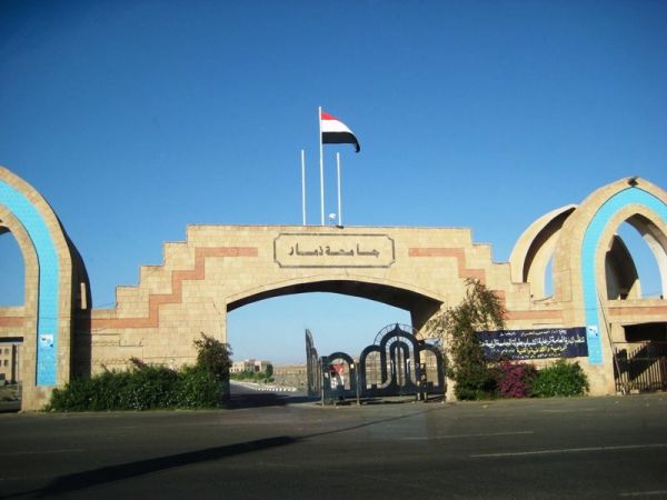 المليشيات تغلق كليتي التربية والآداب بجامعة ذمار (فيديو)