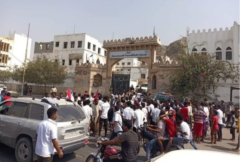 الانتقالي يدفع بعناصره لاقتحام مقر حكومي في حضرموت