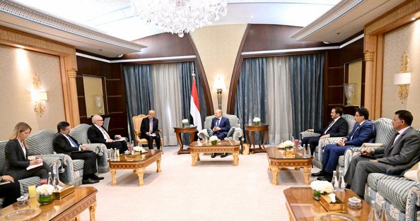 العليمي يبحث في لقاء مع المبعوث الأمريكي " ضمانات" التزام الحوثيين بالهدنة