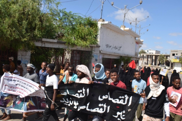 أبين.. مظاهرات غاضبة للمطالبة بسرعة تنفيذ القصاص بحق قاتل طفل