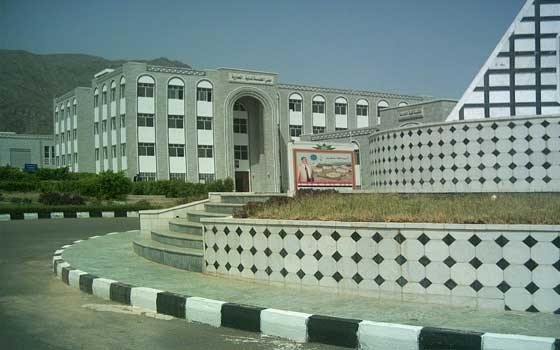 طلاب جامعة تعز يرفعون دعوى ضد رئاسة الجامعة 