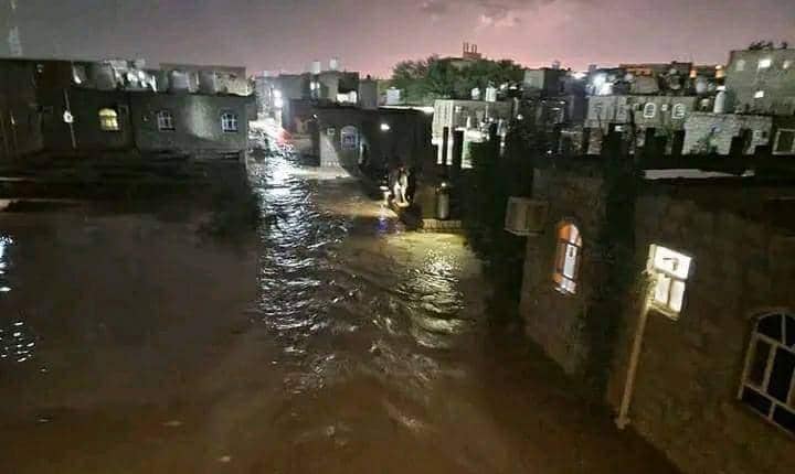 اخلاء وعمليات انقاذ للمحاصرين من السيول بمارب