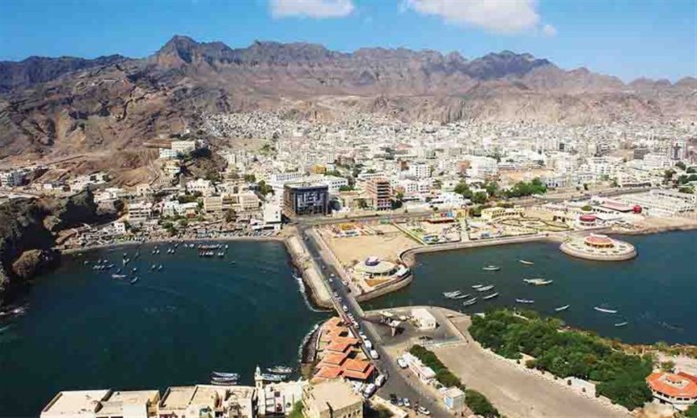 المصلون انزلوه من المنبر وحاولوا الاعتداء عليه.. مكتب الأوقاف بعدن يعلن إيقاف إمام وخطيب أحد المساجد لهذا السبب