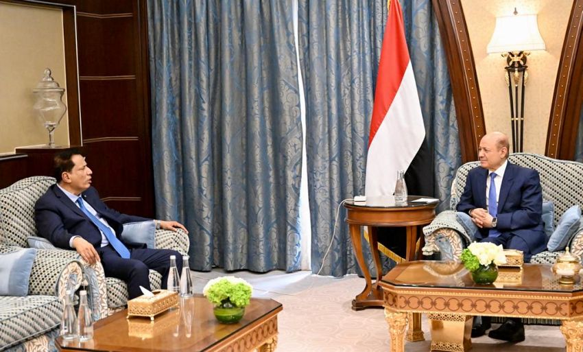 العليمي يشيد بدور سلطات المهرة في النأي بالمحافظة عن الخلافات الجانبية