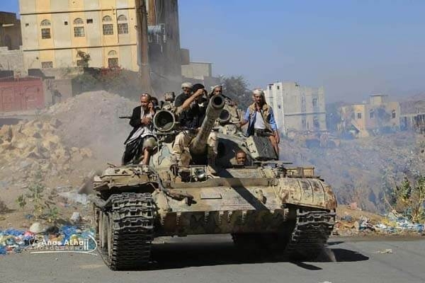 اندلاع مواجهات بين قوات الجيش ومليشيا الحوثي شرق وغربي تعز