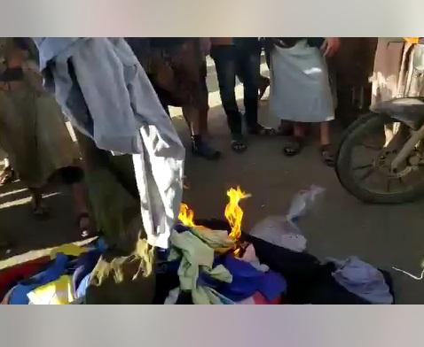 مالكو بسطات يحرقون بضاعتهم احتجاجاً على منعهم من قبل الحوثي من البيع في شوارع صنعاء (فيديو)