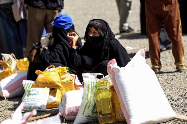 مليشيا الحوثي في ذمار تنهب سلال غذائية خصصها تجار للفقراء والمساكين