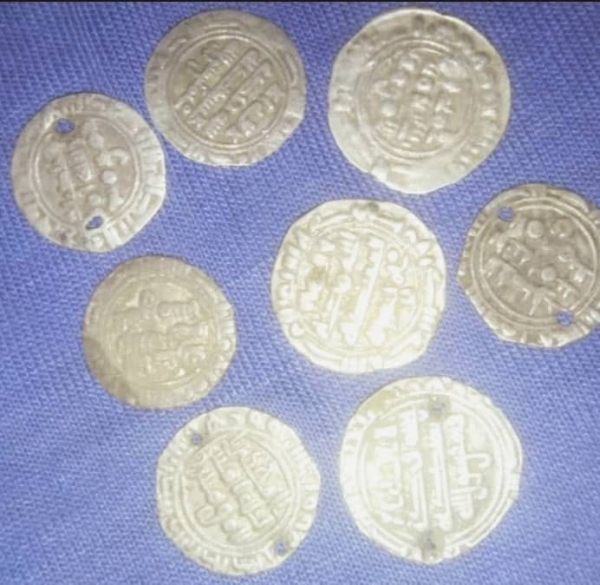 مواطن يمني يعثر على كنز أثري كبير يحتوي على 200 ألف من القطع النقدية الذهبية والفضية