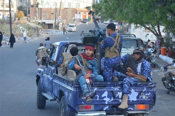 شرطة تعز تسلم شرطة عدن 6 مطلوبين أمنياً وتتسلم 5 آخرين من عدد من المحافظات